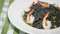 Spaghettis noirs maison aux petits pois et crevettes