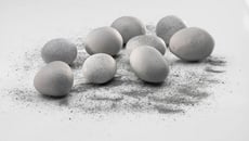 Des pommes de terre cuites dans de l'argile grise, une légère crème aux œufs de ferme