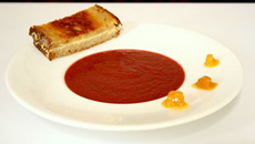 Gaspacho cerises et tomates, croque au chèvre et à l'orange