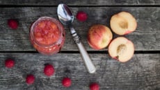Confiture de pêches et framboises