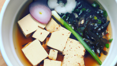 Soupe miso au tofu, mirin et oignon nouveau
