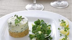Cheesecake salé au chèvre et à la ciboulette et sa salade d'herbes