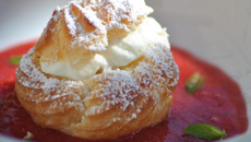 Choux chantilly mangue et coulis  de fraises
