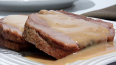 Rôti de porc à la bière, miel et moutarde