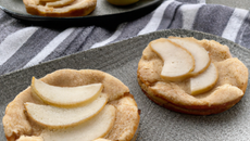 Poire pochée à l'amande et son sablé breton