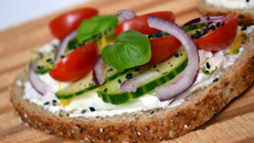 Bruschettas à la ricotta, concombre, tomate et oignon rouge