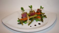 Thon rouge mi-cuit aux parfums d'Asie, petits légumes nouveaux wasabi sésame noir