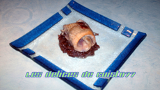 Demoiselle rose gourmande de cassis sur son lit de douceur rouge