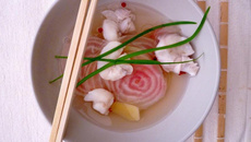 Nage de joues de cabillaud et betterave chioggia au bouillon Ariake
