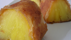 Ananas rôti en croûte croustillante accompagné d'une crème au citron vert