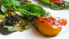 Tranches de courgettes grillées au jambon cru, mozzarella et pesto