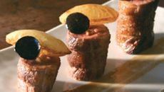 Tournedos d'oie fourré et rôti au foie gras du Sud-Ouest, jus-sauce Périgueux, ovalines de pommes soufflées