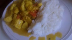 Poulet au curry et à la mangue accompagné de son riz