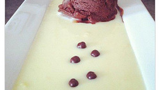 Sorbet au chocolat épicé et sa sauce au chocolat blanc