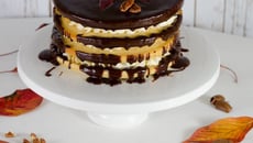 Gâteau nu à la banane, aux noix de pécan et au chocolat - Chocolate, Banana naked cake