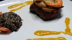 Filet de bœuf aux crevettes, sauce papaye et gingembre, pomme dorée