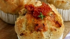 Muffins-Pizza aux tomates séchées, mozzarella et pesto