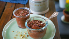 Crèmes dessert au chocolat et coriandre