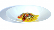 Huître Marennes Oléron au gingembre, granité de concombre à l'eau de mer