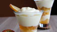 Verrine de pommes, yaourt et crème au carambar