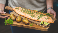 Saumon sur planche de cèdre et ses pommes de terre à la Suédoise