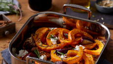 Citrouille rôtie à l’oignon rouge, au caillé de chèvre et aux graines grillées