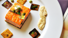 Pavé de saumon et son fricassé à la mangue et aubergine et sa creme pistache