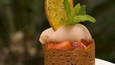 Croquant de fraise en gelée d'hibiscus, sorbet agrume à la fleur de cactus, trait de citron gingembre