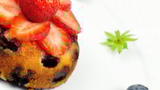 Clafoutis-gâteau aux cerises-myrtilles et au Philadelphia