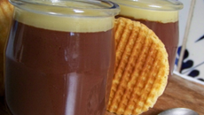 Flan choco du placard, avec son couvercle au chocolat blanc