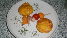 Cake au parmesan et sa brochette colorée