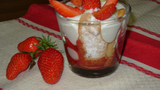 Charlotte aux fraises et mousse à la noix de coco