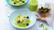 Raviole de Carré Frais© aux herbes, bouillon de tomate verte green zebra, olives violettes et câpres capucine