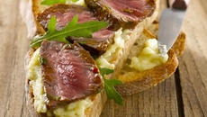 Bruschettas au bœuf et mousse d'artichaut