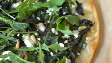 Tarte aux feuilles de betteraves, roquette, feta et pignons de pin