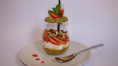 Tartelette pistache gariguettes rhubarbe Toblerone blanc, destructurée façon verrine