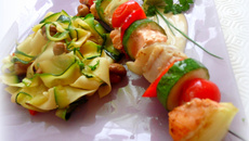 Tagliatelles de courgettes et pâtes et sa brochette de poissons