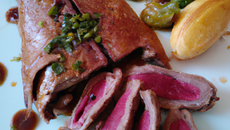 Magret de canard en croûte d'olive purée de céleri et pomme huile piment d'espelette