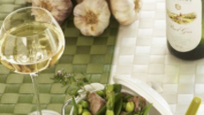 Cocotte d'agneau à la crème d'ail et à la sarriette