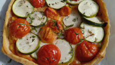 Tarte tomates, chèvre, miel et courgette