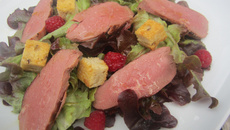 Salade d'été au magret et aux framboises