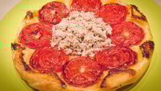 Tatin de tomates et de thon aux herbes