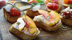 Duo de crostini : ricotta nectarine et ricotta tomates confites