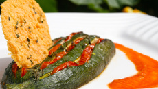 Aventail de courgettes, sauce à la patate douce et tuiles de parmesan aux fines herbes
