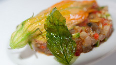Caponata glacée, fleur de courgette farcie au homard