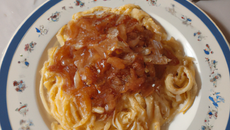 Spaghetti et compotée d'oignons doux