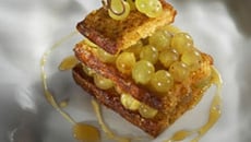 Millefeuille de pain perdu aux épices et chasselas au Frontignan