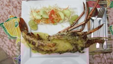 Langouste grillée au four au beurre d'ail et au citron vert