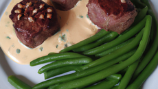 Tournedos accompagnés de ses haricots verts et sa sauce roquefort