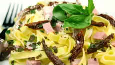 Tagliatelles au jambon, tomates séchées, basilic
